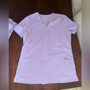 FIGS Casma Three Pocket top and Zamora jogger bottoms